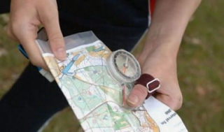  Encuentra su camino con un mapa y una brújula